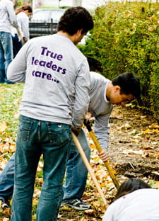 At Chicago-based Family Matters, KelloggCares volunteers performed yard maintenance for the nonprofit, whose mission involves building community leadership through family outreach.