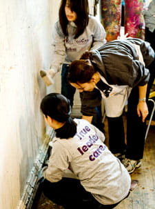 A KelloggCares team working at the Open Studio Project in Evanston on Nov. 1. Open Studio is a nonprofit arts and social service organization.