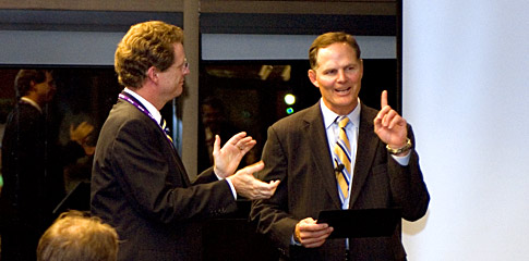 Tim Feddersen, Director of SEEK and the Wendell Hobbs Professor of Managerial Economics & Decision Sciences, thanks the 2008 Beacon Capital Executive in Residence Jim Scherr '89