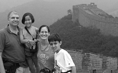 '89 alum John Pollock and family at the Great Wall