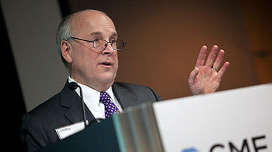 Steve Wilson ’74, chairman and CEO of CF Industries Holdings, Inc., speaking at the Kellogg Risk Summit