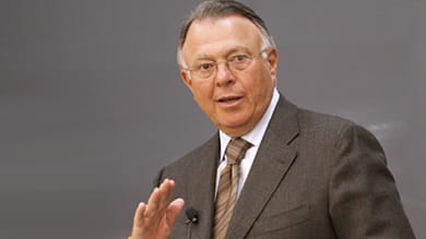 “To do a really good job at problem solving, you have to have an interdisciplinary approach,” Nicholas D. Chabraja told Kellogg students April 4. “Complex problem solving was a good skill that I brought to the business from the legal side.” 