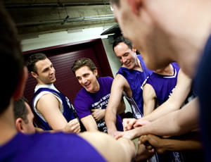 The Kellogg team prepares for the tip-off. 