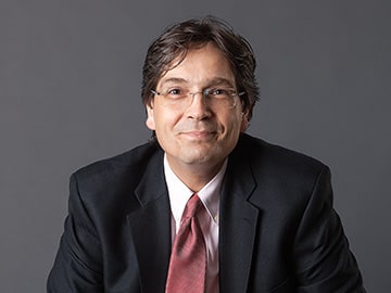 A portrait of Florian Zettelmeyer.
