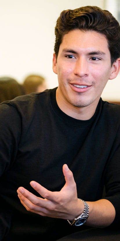 Two students in the MiM program talking before class.