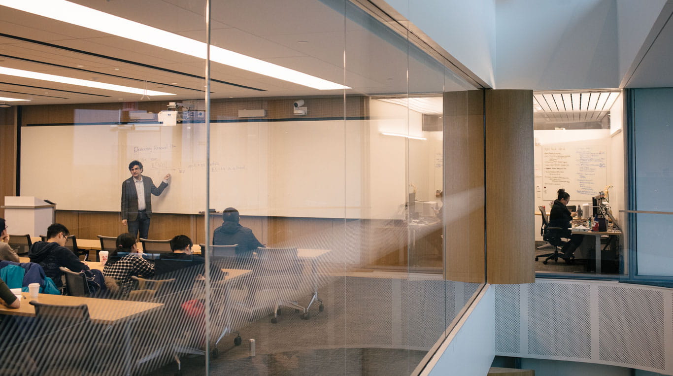 A professor lecturing to a Doctoral class at Kellogg.