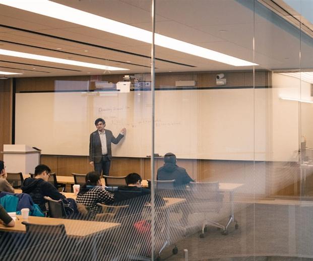 A professor lecturing to a Doctoral class at Kellogg.