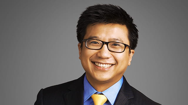 A head shot of Kellogg alum, Henry Nguyen, ’99 MD, ’01 MBA smiling