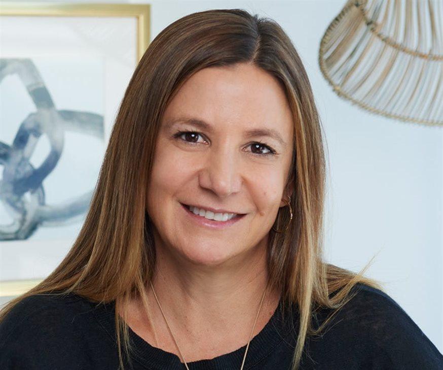 Headshot of Jennifer Strom, faculty at the Kellogg School of Management