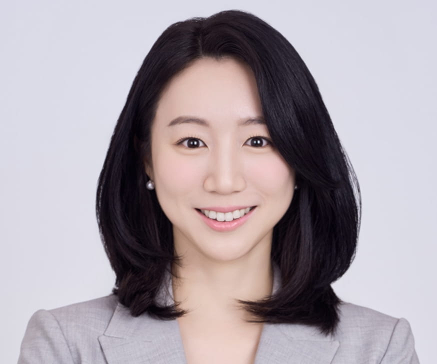 Headshot of Kellogg faculty member Kylie Hwang