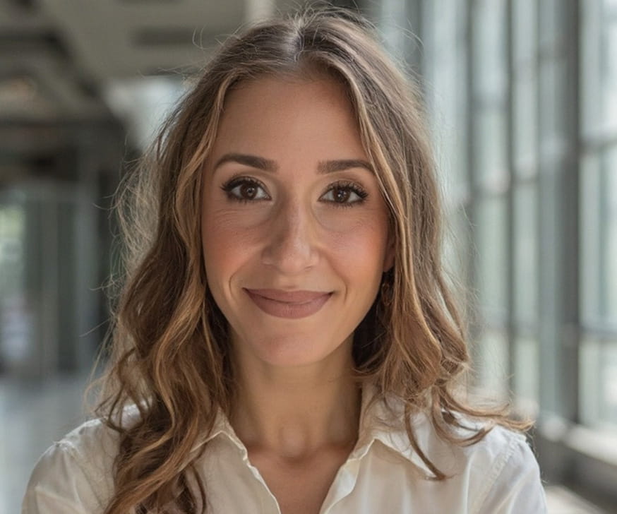 Headshot of Molly Weinstein, faculty at the Kellogg School of Management