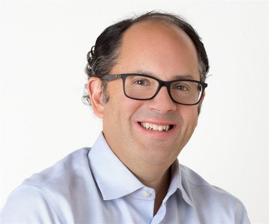 Headshot of Paul Earle, faculty at the Kellogg School of Management