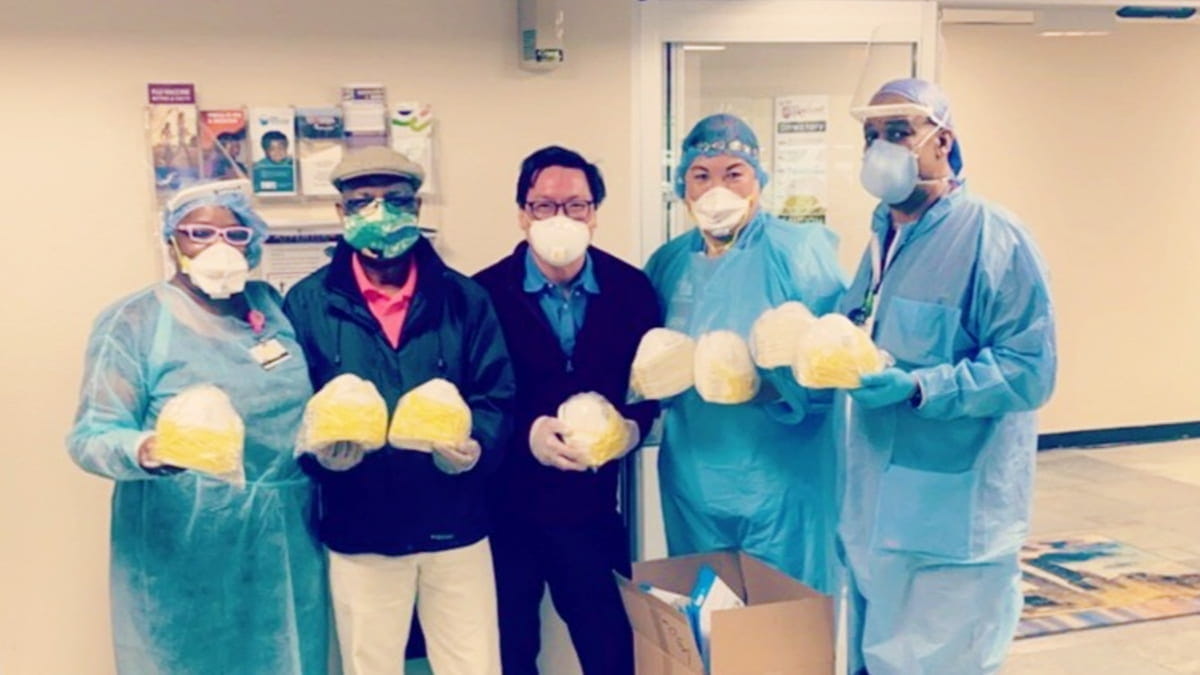 Amar Dixit and Jenna Leahy (both 2Y 2020)partnered with local health professionals to deliver thousands of N95 masks to Chicago-area hospitals.