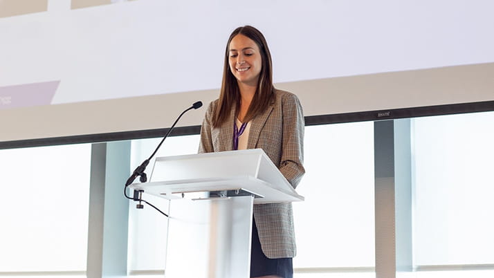 Kellogg student Tara Bereche ’23 MBA giving a speech