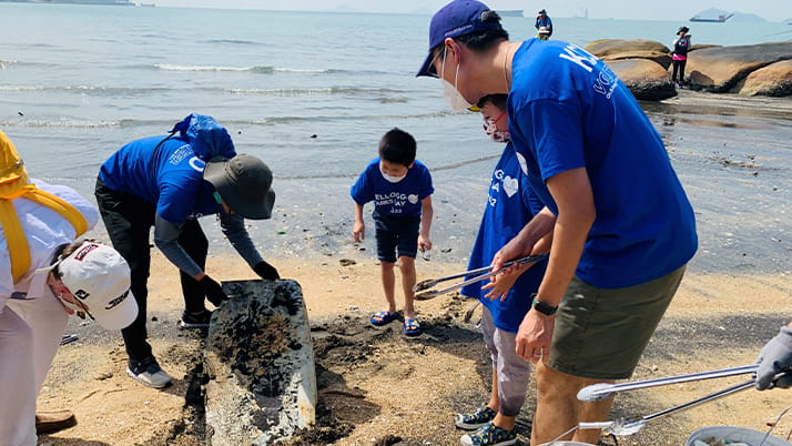 A group of Kellogg alumni volunteers in Hong Kong gather for beach clean-up day