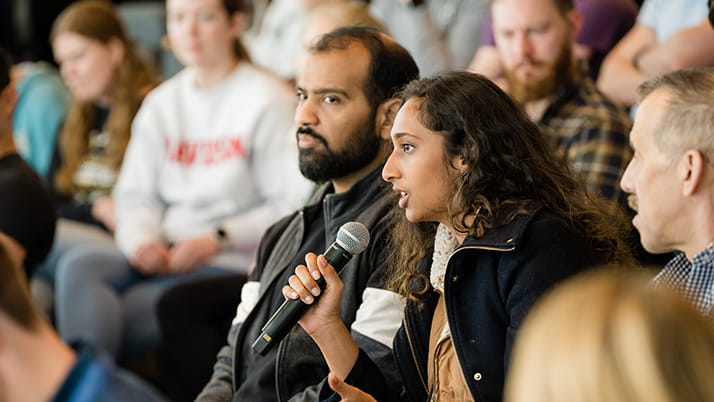 A Kellogg MBA student fuels dialogue during the Q&A with Kellogg alumna Liz Williams '04.