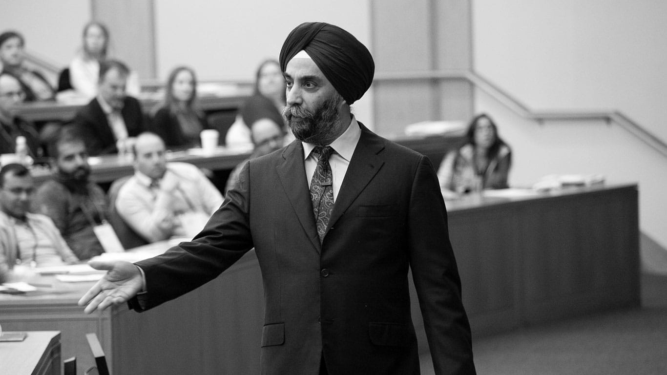 Black and white photo of professor Mohan Sawhney teaching a classroom of Kellogg students