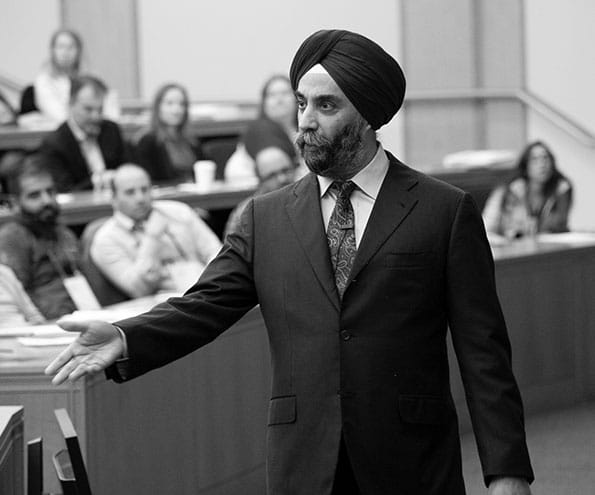 Black and white photo of professor Mohan Sawhney teaching a classroom of Kellogg students