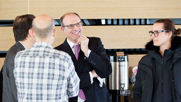 Professor Jose Liberti mingling with Kellogg students and graduates