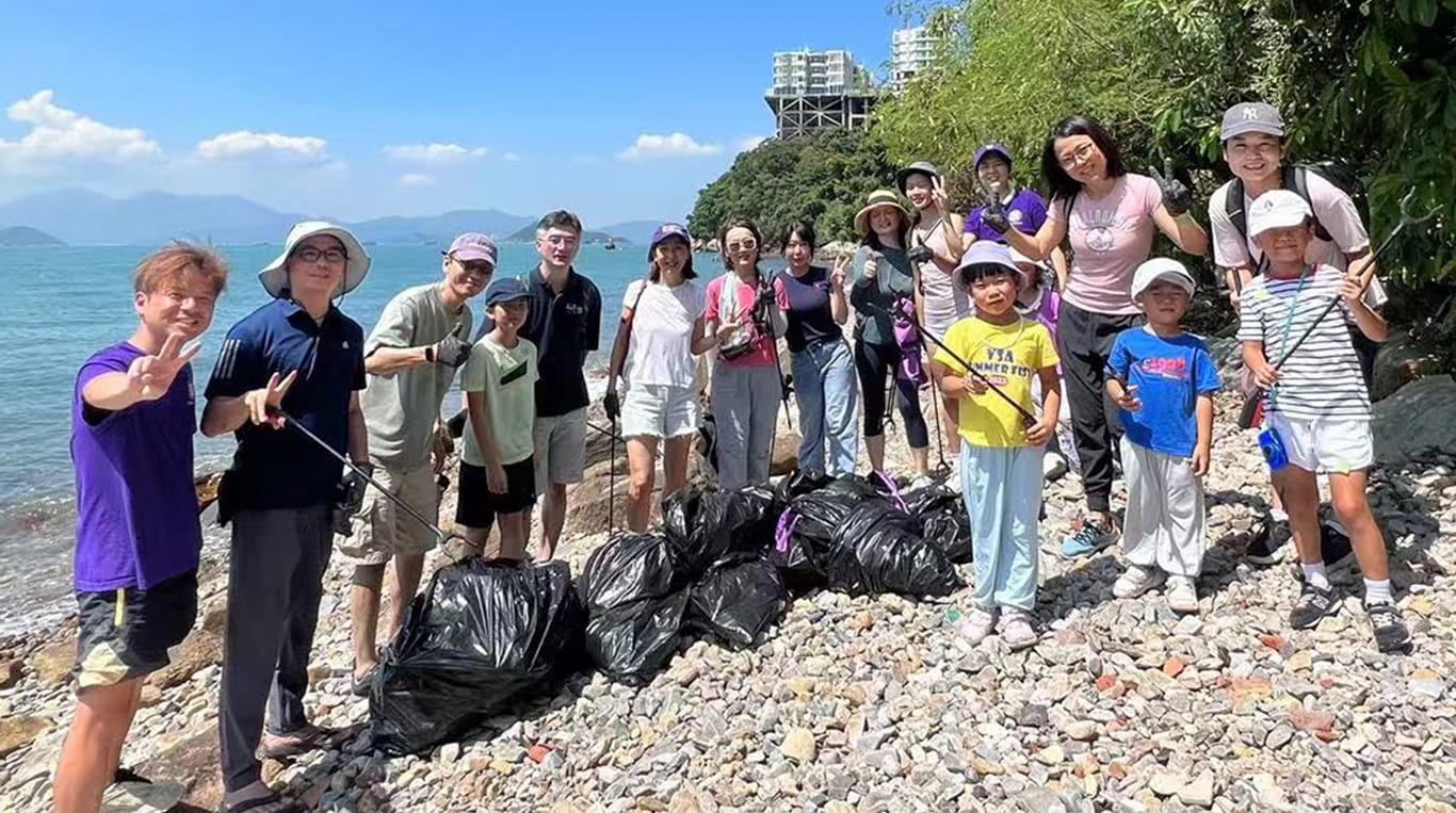 The Hong Kong Kellogg Cares Day team got together for a beach clean up day as part of their community service.