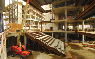 Kellogg’s new building reaches its final height »